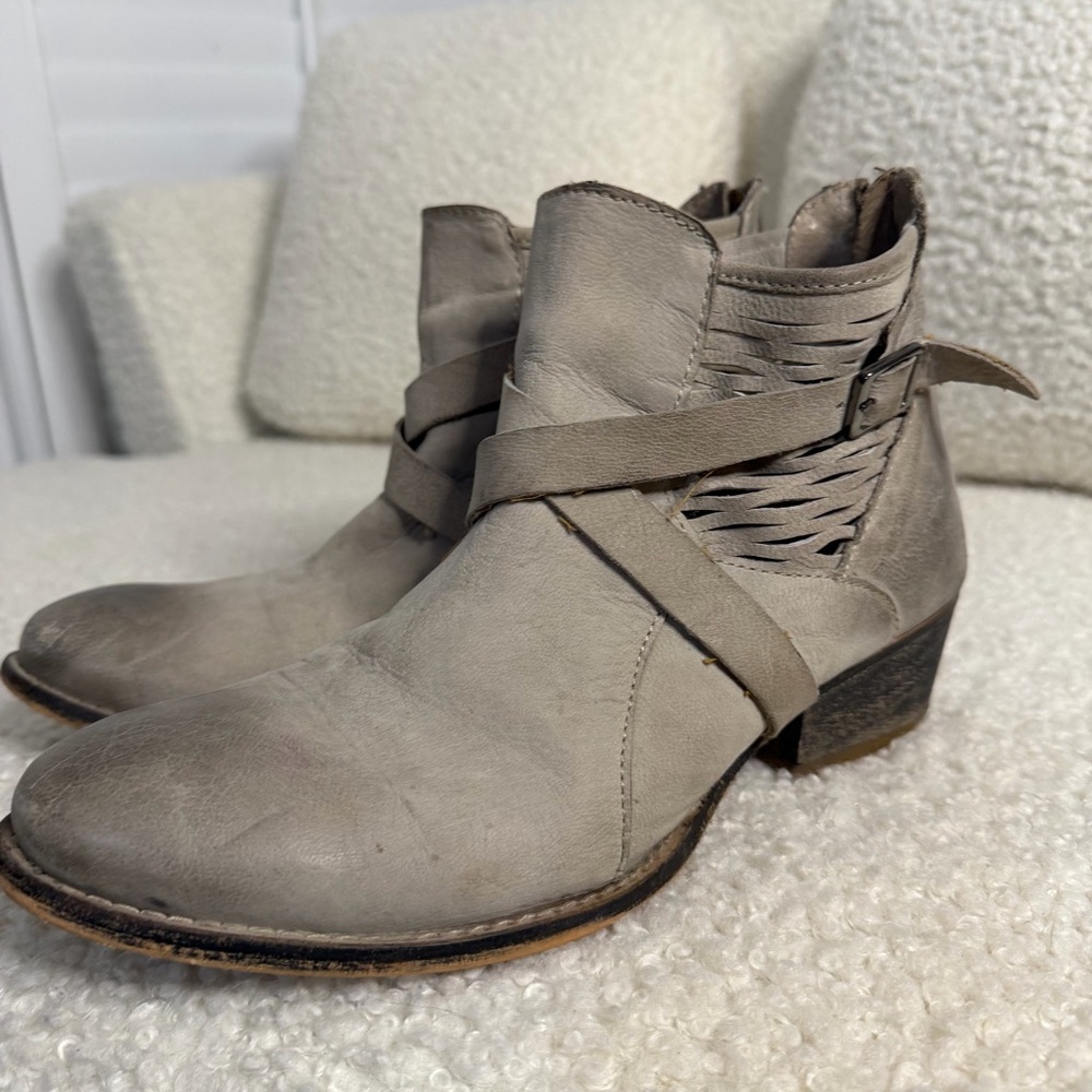 CHARLES by Charles David York Cutout Side Booties Taupe Washed Nubuck Size 8